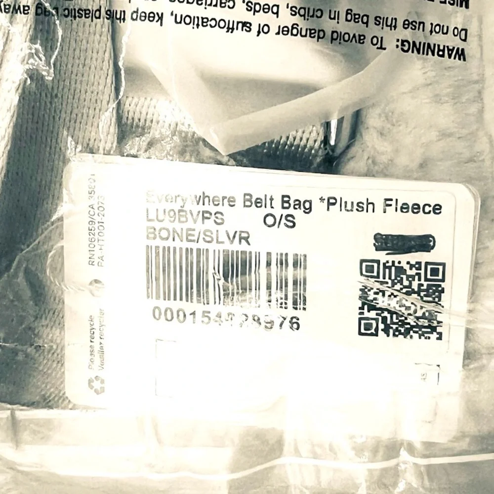 Authentic LULULEMON Plush Fleece Everywhere Belt Bag 1L Bone/ Silver NEW
NEW - Picture 10 of 12